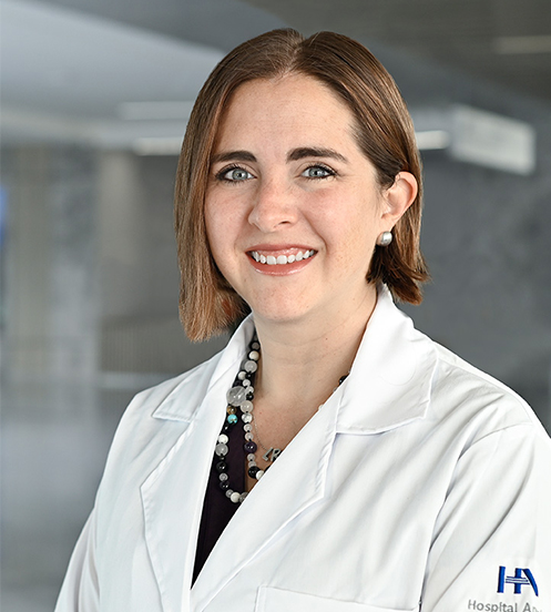 Es la foto de perfil de un internista en Querétaro de Hospital Angeles Centro Sur. Usa una blusa azul marino, tiene aretes con perlas y ojos claros.