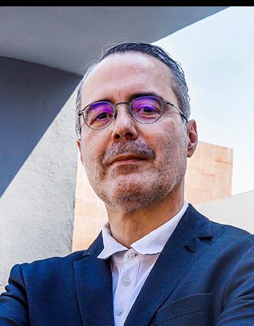 Es la foto de perfil de un endoscopista especialista en hepatología y gastroenterología en Guadalajara de Hospital Angeles Del Carmen. Utiliza un saco azul marino y camisa blanca. 