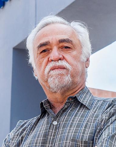 Es la foto de perfil de un anestesiólogo en Guadalajara de Hospital Angeles Del Carmen. Utiliza una camisa de cuadros, tiene el cabello y bigote canoso.