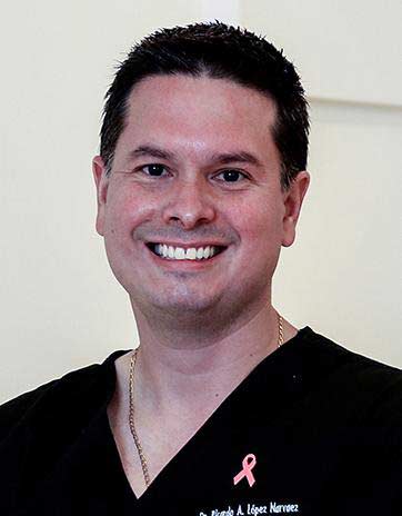 Es la foto de perfil de un ginecólogo oncólogo en León de Hospital Angeles León. Tiene el cabello color negro y porta un uniforme médico negro.