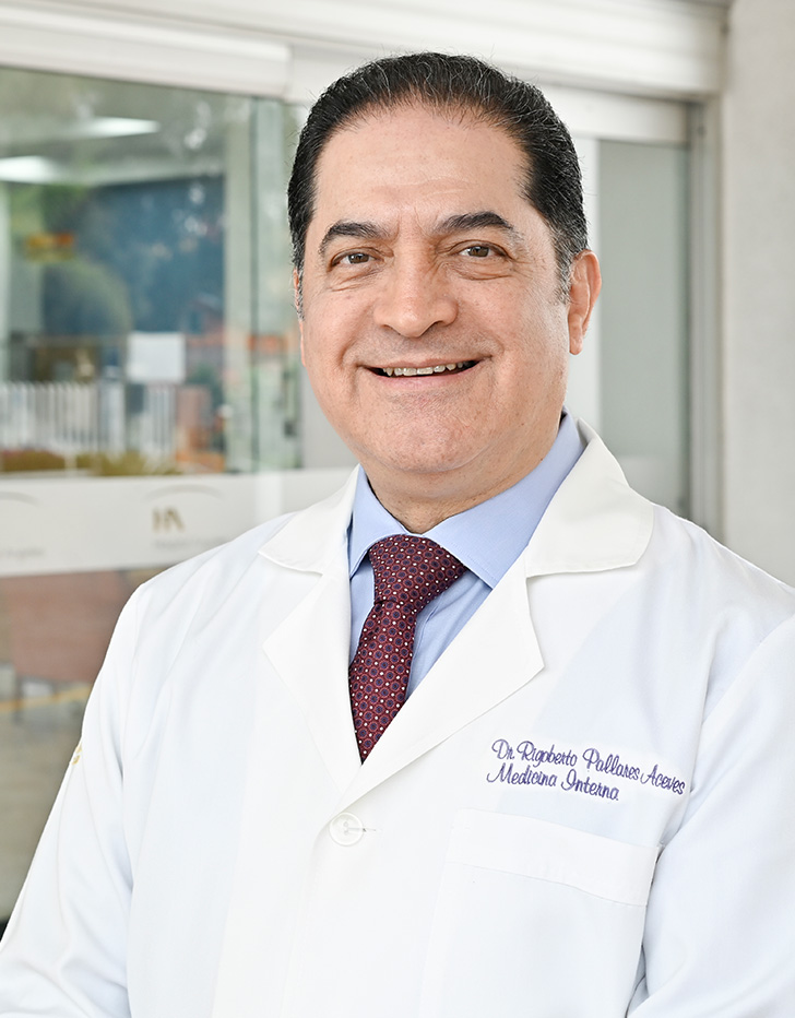 Es la foto de perfil de un internista en Tijuana de Hospital Angeles Tijuana. Usa una bata blanca blanca, sueter y camisa azul con corbata vino. Tiene el cabello negro.