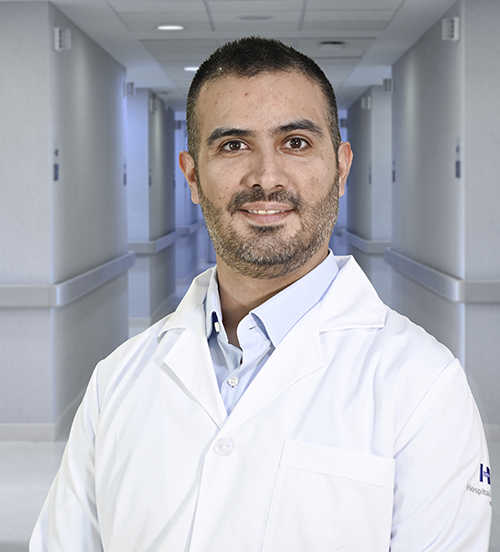 Es la foto de perfil de un neumólogo en Ciudad Juárez de Hospital Angeles Ciudad Juárez. Utiliza una camisa blanca, tiene barba y bigote.