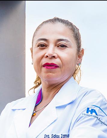 Es la foto de perfil de un anestesiólogo en Guadalajara de Hospital Angeles Del Carmen. Utiliza una bata blanca, tiene el cabello recogido rubio y utiliza un labial fucsia.