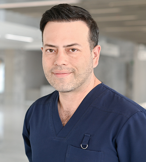 Es la foto de perfil de un inmunólogo y alergólogo en Querétaro de Hospital Angeles Centro Sur. Usa un uniforme azul marino, está sonriendo.