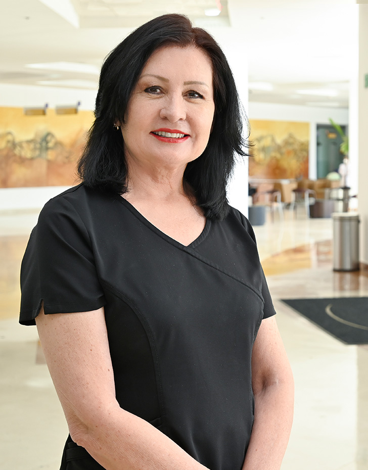 Es la foto de perfil de un dermatólogo en Ciudad Juárez de Hospital Angeles Ciudad Juárez. Utiliza una blusa negra con cuello redondo, la doctora tiene cabello negro y corto.