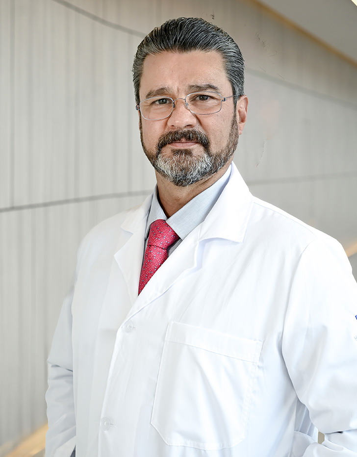 Es la foto de perfil de un urólogo en Puebla de Hospital Angeles Puebla.