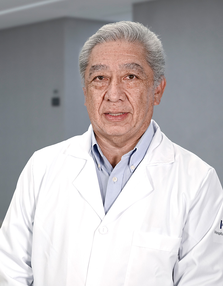 Es la foto de perfil de un cirujano general en Ciudad de México de Hospital Angeles Lindavista.Tiene el cabello gris, Usa un saco azul oscuro, una corbata azul y una camisa blanca.