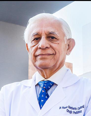 Es la foto de perfil de un pediatra especialista en cirugía pediátrica en Guadalajara de Hospital Angeles Del Carmen. Utiliza una bata blanca, camisa blanca y corbata azul. Tiene el cabello canoso. 