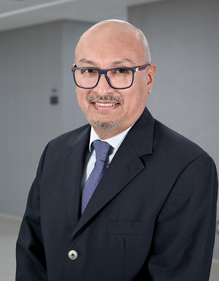 Es la foto de perfil de un psiquiatra en Ciudad de México de Hospital Angeles Lindavista. Es calvo. Usa lentes, una corbata roja, saco azul y camisa blanca.