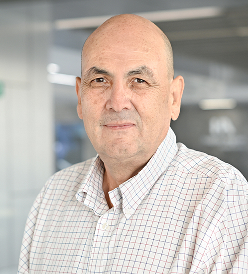 Es la foto de perfil de un pediatra en Querétaro de Hospital Angeles Centro Sur. Es calvo, tiene una playera blanca con lineas negras.