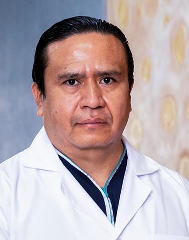 Es la foto de perfil de un ginecólogo y obstetra en León de Hospital Angeles León. Tiene el cabello negro. Usa una bata blanca.