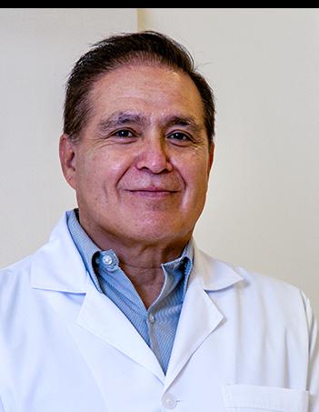 Es la foto de perfil de un cardiólogo intervencionista en León de Hospital Angeles León. Tiene el cabello negro. Usa una bata blanca con una camisa azul claro.