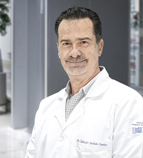 Es la foto de perfil de un ginecólogo y obstetra en Huixquilucan de Hospital Angeles Lomas.