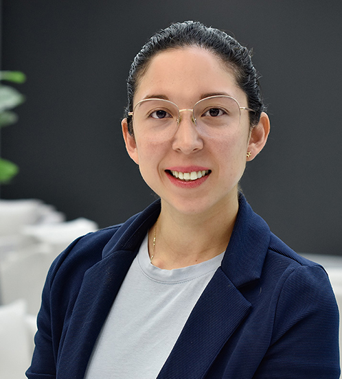Es la foto de perfil de una radio-oncóloga en Querétaro de Hospital Angeles Centro Sur. Usa un saco color azul marino y playera gris.