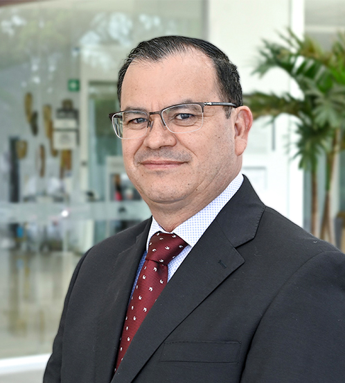 Es la foto de perfil de un urólogo en Ciudad de México de Hospital Angeles Acoxpa. Usa un traje color negro con una camisa blanca y una corbata vino. Tiene el cabello negro y usa lentes.