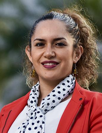 Es la foto de perfil de una psiquiatra y  especialista en psicoterapia analítica en Villahermosa de Hospital Angeles Villahermosa. Usa un saco color rojo con una blusa blanca y una pashmina blanca con puntos azules. Tiene el cabello castaño, chino y recogido en coleta.
