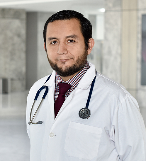 Es la foto de perfil de un nefrólogo pediátrico en Querétaro de Hospital Angeles Centro Sur. Usa una bata blanca, con una camisa con rayas y una corbata vino, tiene un estetoscopio en el cuello.