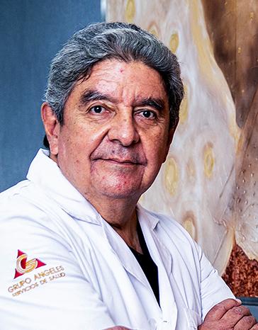 Es la foto de perfil de un odontólogo en León de Hospital Angeles León. Tiene el cabello gris. Usa una bata blanca.