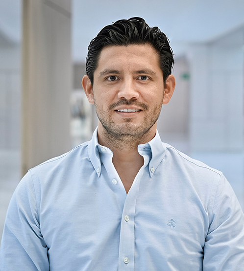 Es la foto de perfil de un nefrólogo en Querétaro de Hospital Angeles Centro Sur. Usa una camisa azul claro, tiene barba y bigote y cabello negro.