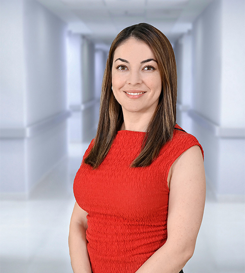 Es la foto de perfil de una oftalmóloga en Ciudad Juárez de Hospital Angeles Ciudad Juárez. Usa una bata blanca y un sueter negro de cuello largo