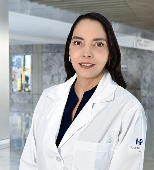 Es la foto de perfil de una otorrinolaringóloga en Querétaro de Hospital Angeles Centro Sur. Tiene el cabello largo, un collar y bata blanca.