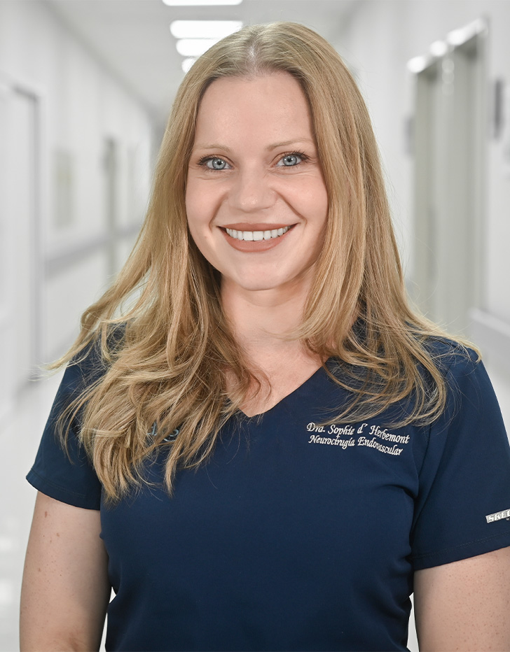 Es la foto de perfil de una especialista en terapia endovascular en neurología y cirujana neurológica en Ciudad de México de Hospital Angeles Universidad. Usa un uniforme médico color azul. Tiene el cabello largo y güero. Está sonriendo.