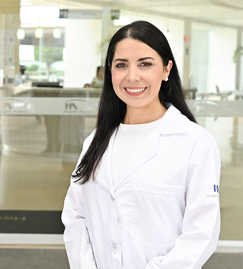 Especialista en Anestesiología del Hospital Angeles Acoxpa Ciudad de México. Usa una bata y blusa blanca. Tiene el cabello negro lacio.