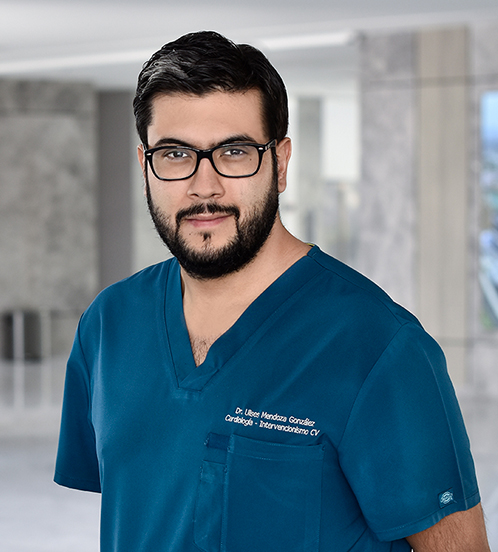 Es la foto de perfil de un cardiólogo en Querétaro de Hospital Angeles Centro Sur. Usa un uniforme azul petróleo, tiene barba y lentes.