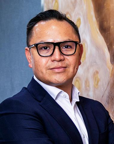 Es la foto de perfil de un inmunólogo y alergólogo en León de Hospital Angeles León. Tiene el cabello negro. Usa lentes, un saco color azul marino y una camisa blanca.