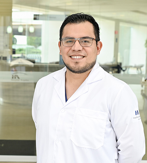 Especialista en Cardiología del Hospital Angeles Acoxpa Ciudad de México. Usa una bata blanca. Tiene el cabello y barba negro. Usa lentes rectangulares.