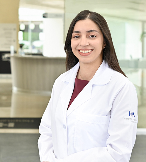 Es la foto de perfil de una nefróloga en Ciudad de México de Hospital Angeles Acoxpa. Usa una bata color blanco con una blusa color vino. Tiene el cabello largo, lacio y café. Está sonriendo.