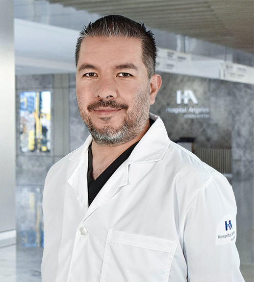 Es la foto de perfil de un ortopedista y traumatólogo en Querétaro de Hospital Angeles Centro Sur. Usa un uniforme de color negro, barba y bigote.
