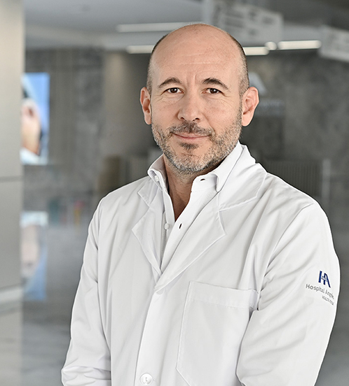 Es la foto de perfil de un cirujano general en Querétaro de Hospital Angeles Centro Sur. Tiene un traje azul marino y camisa blanca, está sonriendo.