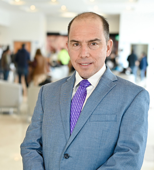 Es la foto de perfil de un ortopedista y traumatólogo en Xalapa de Hospital Angeles Xalapa. Usa una camisa azul. Tiene el cabello negro. Está sonriendo ligeramente.