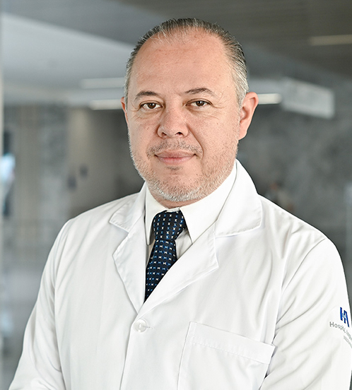 Es la foto de perfil de un pediatra en Querétaro de Hospital Angeles Centro Sur. Usa un uniforme azul marino, un estetoscopio y está sonriendo.
