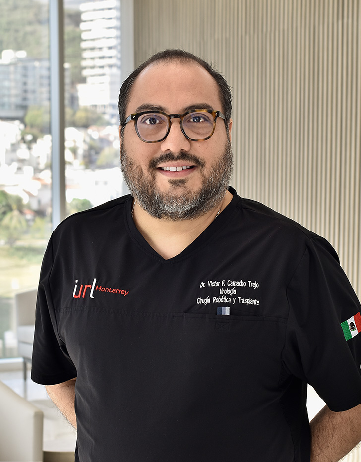 Es la foto de perfil de un urólogo en San Pedro Garza de Hospital Angeles Valle Oriente. Usa un uniforme médico negro. Tiene barba y cabello negro. Usa lentes. EStá serio.