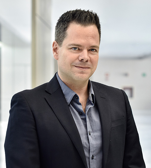 Es la foto de perfil de un neumólogo en Querétaro de Hospital Angeles Centro Sur. está usando un saco negro con camisa grisa y está sonriendo.