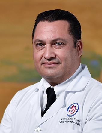 Es la foto de perfil de un pediatra y cardiólogo pediátrico en Villahermosa de Hospital Angeles Villahermosa. Usa una bata blanca con un acamisa blanca y una corbata vino. Tiene el cabello negro. Está sonriendo parcialmente.