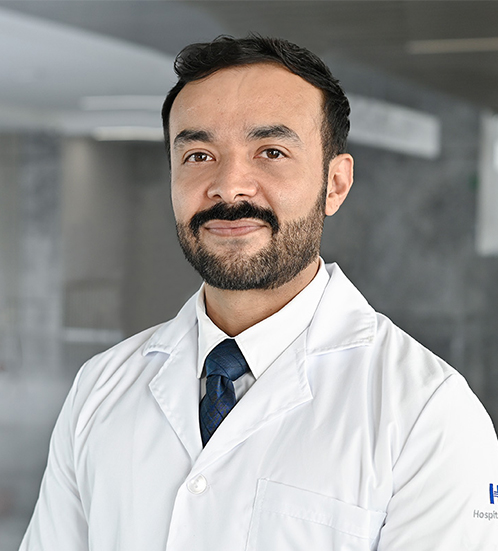 Es la foto de perfil de un neumólogo en Querétaro de Hospital Angeles Centro Sur. Usa un uniforme negro con cuello V.