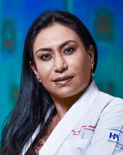 Es la foto de perfil de una ginecóloga y obstetra en Villahermosa de Hospital Angeles Villahermosa. Usa una bata blanca. Tiene el cabello largo, lacio y negro. Su cabeza está un poco reclinada.