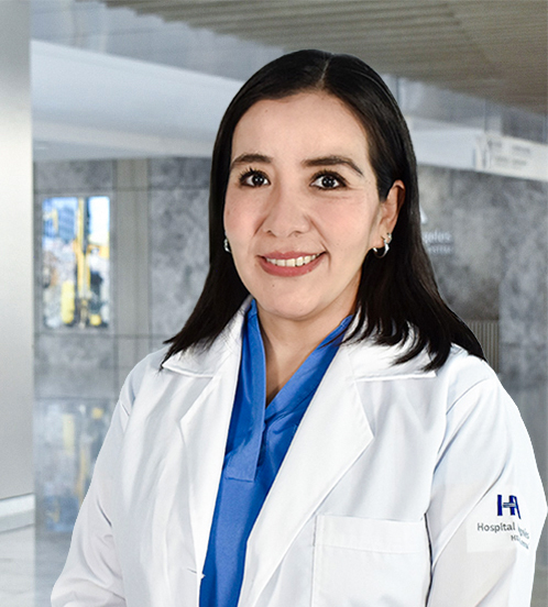 Es la foto de perfil de una angióloga y cirujana vascular en Querétaro de Hospital Angeles Centro-sur. Usa una bata blanca con una blusa color azul claro. Tiene el cabello negro, lacio y corto. Usa un labial rosa.