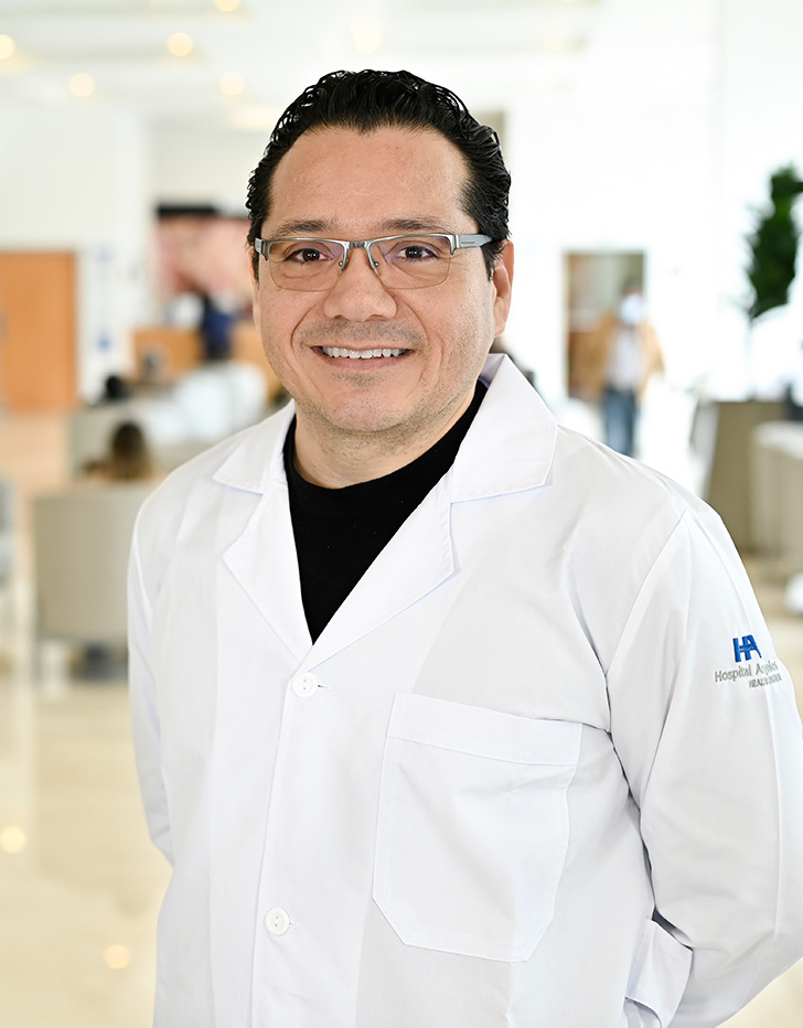 Es la foto de perfil de un neurólogo, neurofisiólogo e internista en Xalapa de Hospital Angeles Xalapa. Usa una camisa azul claro. Tiene el cabello negro. Usa lentes. Está sonriendo.