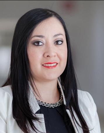 Es la foto de perfil de una otorrinolaringóloga en San Luis Potosí de Hospital Angeles San Luis Potosí. Usa una bata blanca con un sueter azul marino. Tiene el cabello lacio, largo y negro. Usa un labial rosa. Está sonriendo.