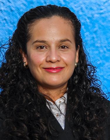 Es la foto de perfil de una endoscopista especialista en cirugía general en León de Hospital Angeles León. Tiene el cabello chino y negro. 